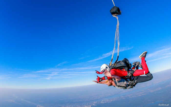 Skok ze spadochronem – realne emocje w natłoku wirtualnego świata