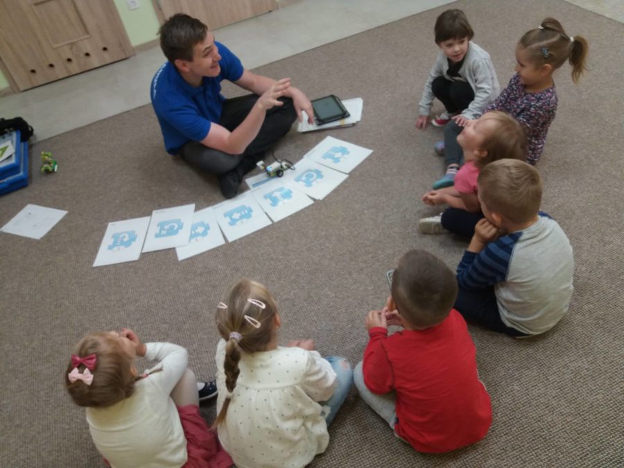 Kodowanie na dywanie w przedszkolu językowym Kinderki w Śremi