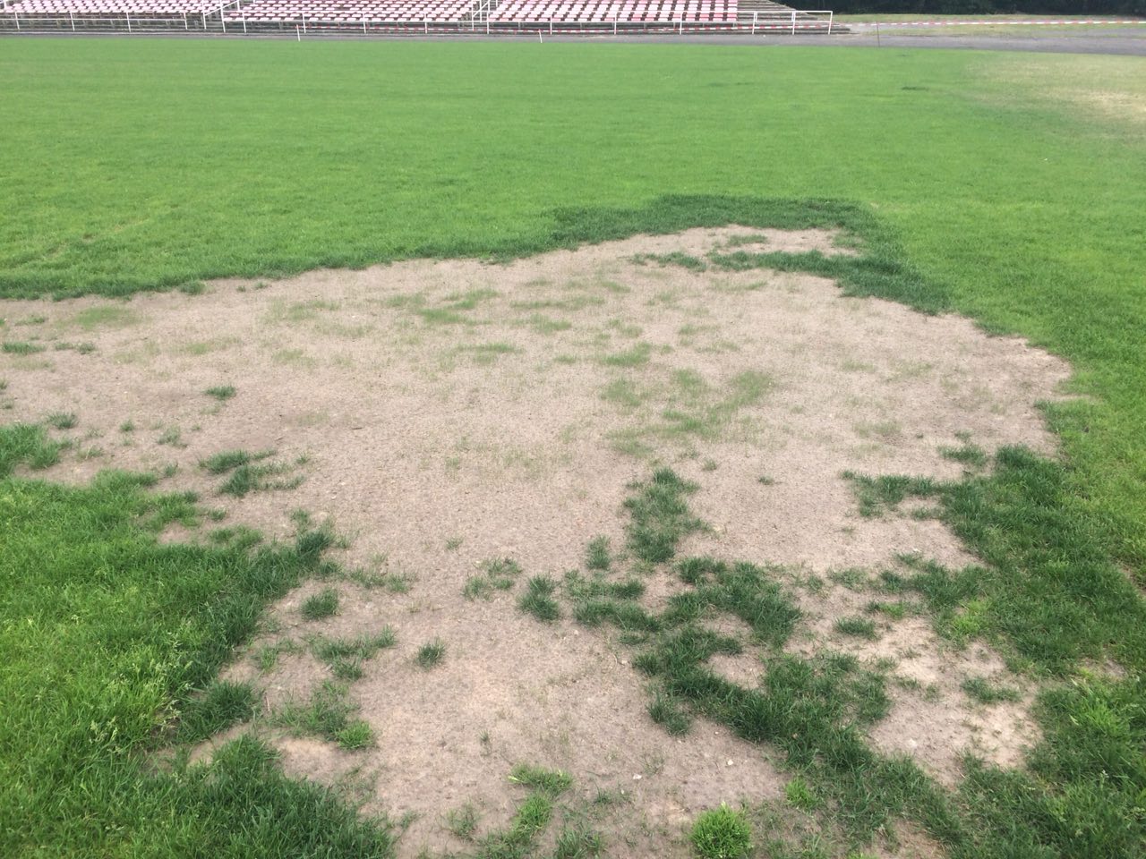 Murawa na stadionie w Śremie ponownie bez wody, a pogoda nie odpuszcza