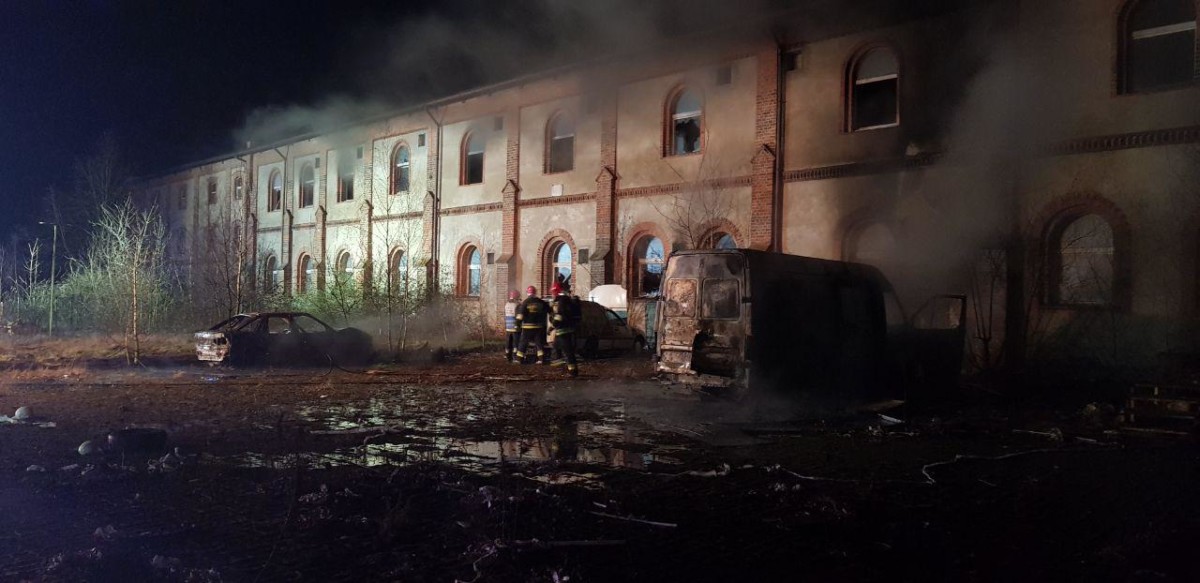 Pożar opuszczonej fabryki garniturów w Krzyżanowie – trwa akcja gaśnicza
