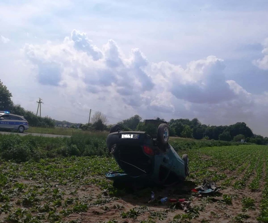 Niebezpieczny wypadek na drodze relacji Śrem-Zaniemyśl oraz dachowanie w rejonie Manieczek
