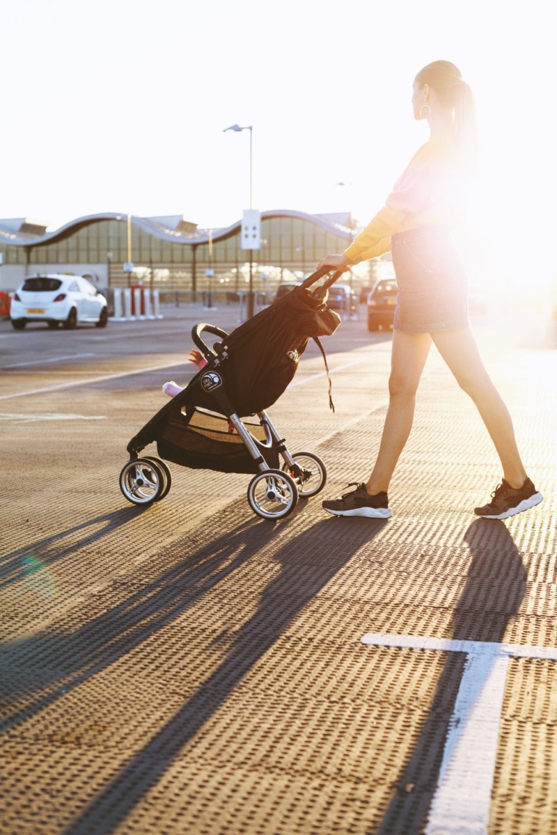 Wózek spacerowy – dlaczego daszek jest taki ważny?