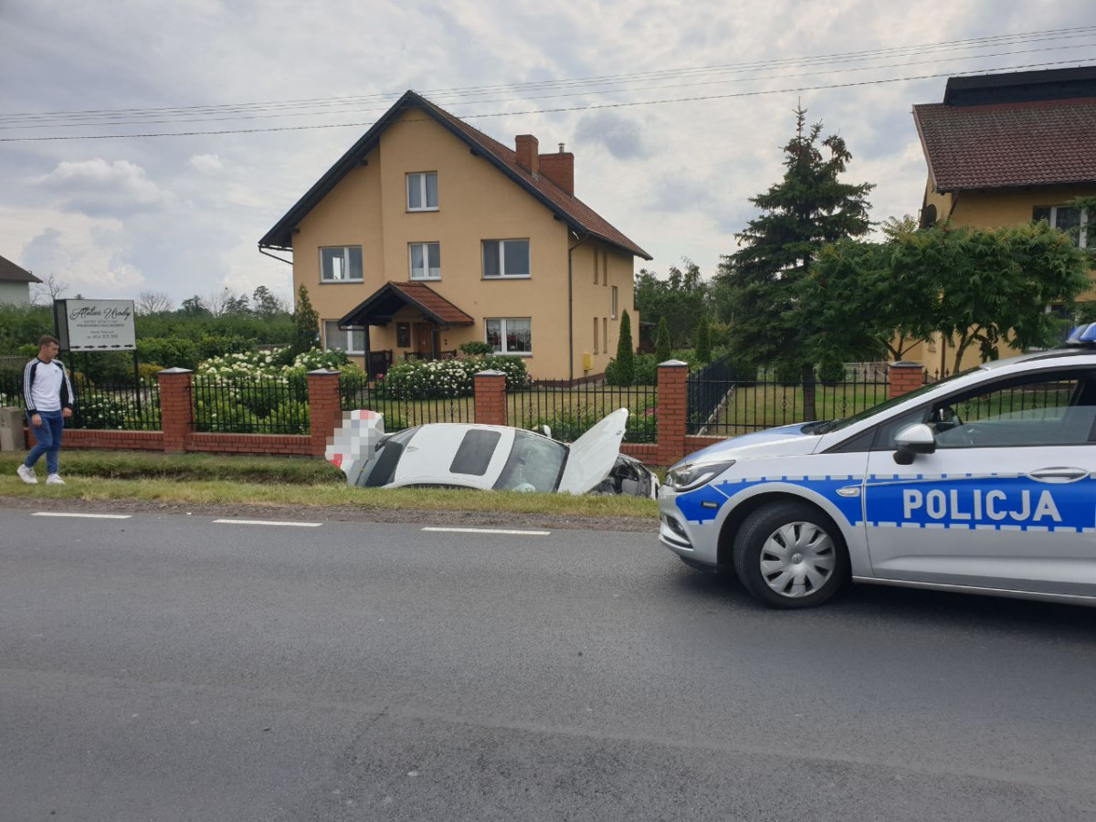 Borgowo: Zderzenie na trasie Śrem – Dolsk, samochód wylądował w rowie