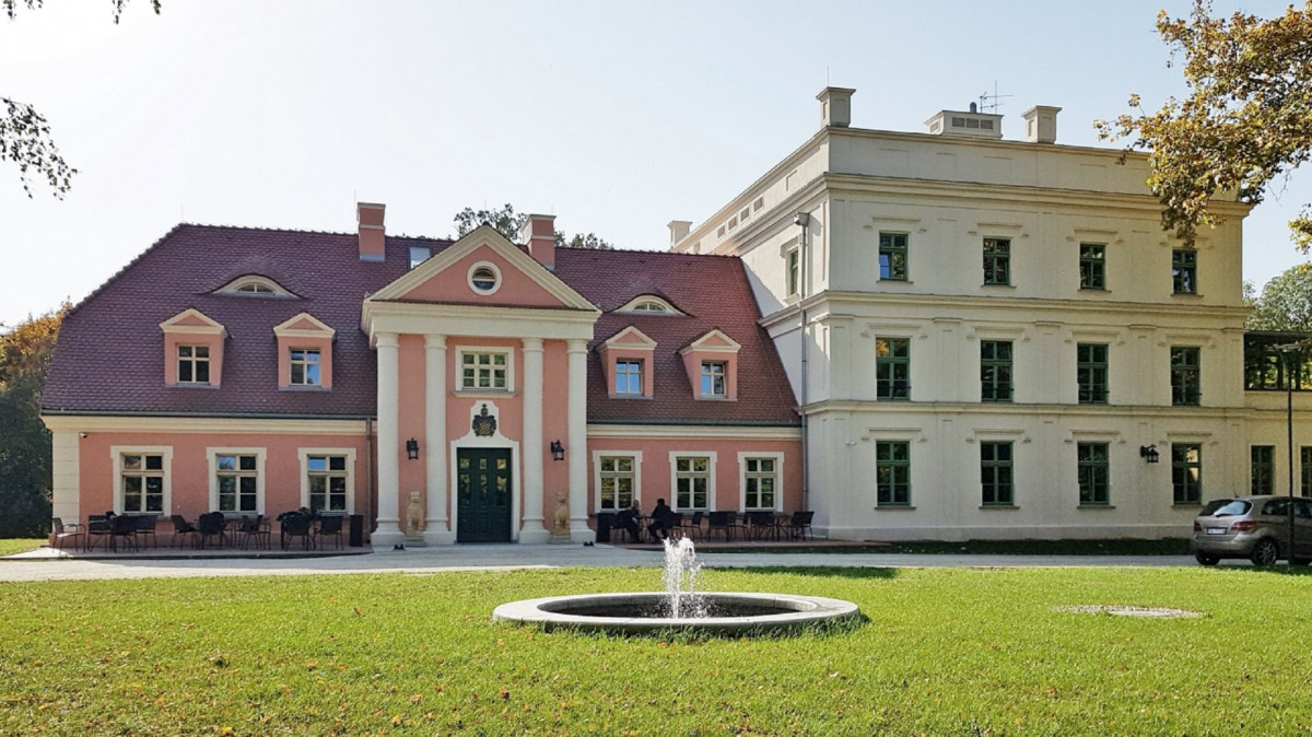 Dwór we Włościejewkach wyróżniony w konkursie Fasada Roku 2021